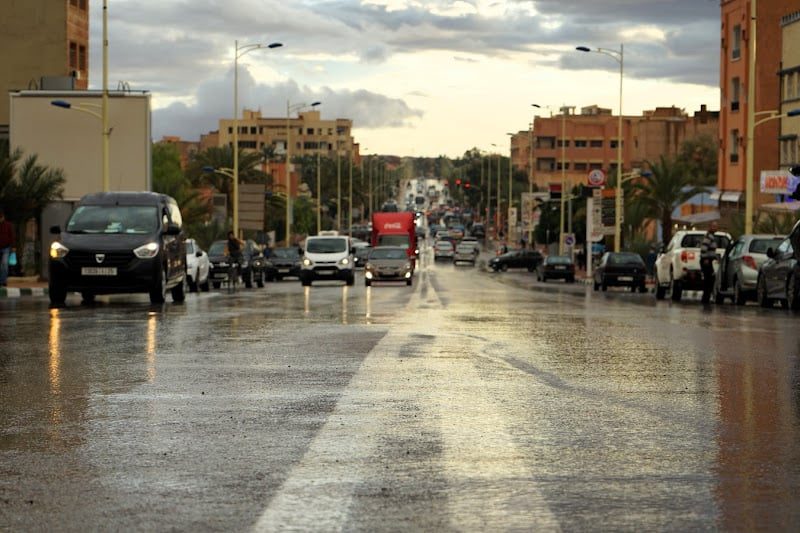 تحذير من زخات رعدية قوية ورياح عاتية في عدة مناطق مغربية الإثنين والثلاثاء