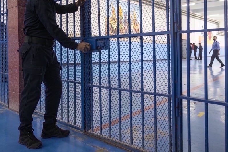 محكمة القنيطرة تستأنف حكمًا بالسجن 6 سنوات على سبعيني بتهمة هتك عرض طفلتين
