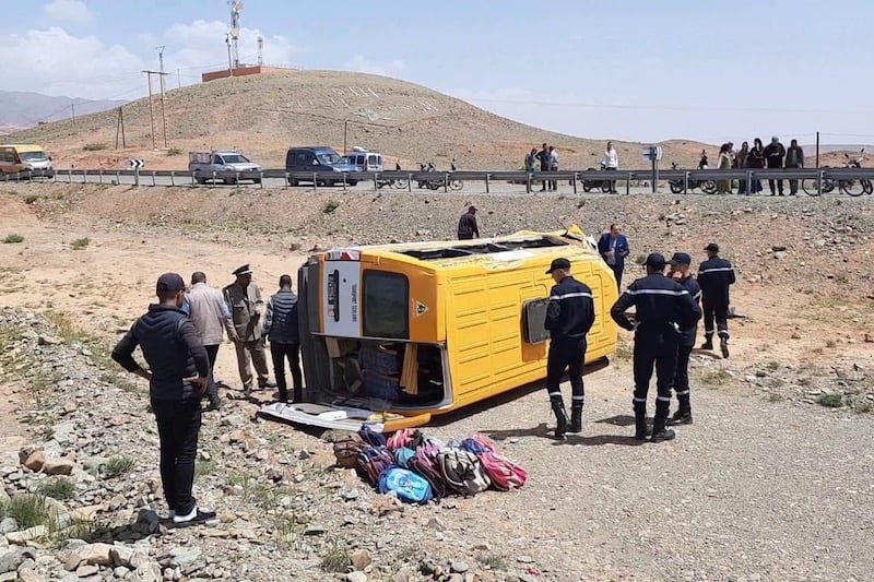 انقلاب حافلة مدرسية بورزازات يتسبب بإصابات وسط تلاميذ والسلطات تفتح تحقيقاً