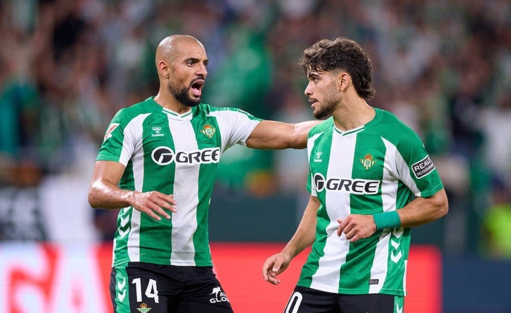 ريال بيتيس: عين برشلونة على عزالزولي.. وإدارة النادي تدرس مستقبل عموراباط