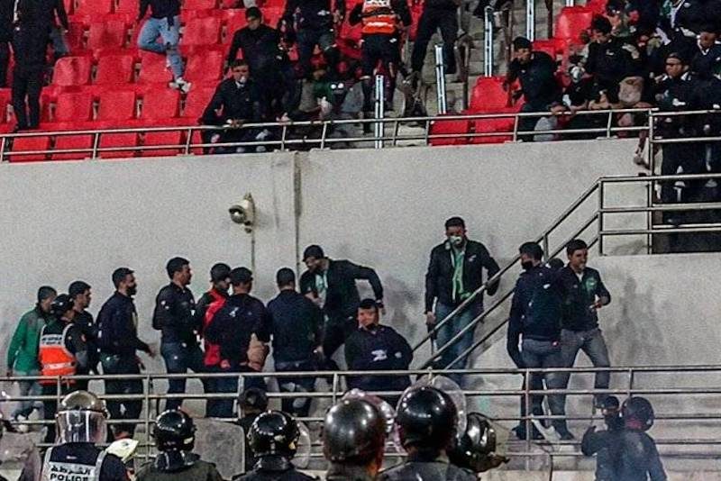 النيابة العامة بالرباط تأمر بوضع 136 شخصًا تحت الحراسة النظرية بعد أحداث شغب عقب مباراة الجيش الملكي والرجاء