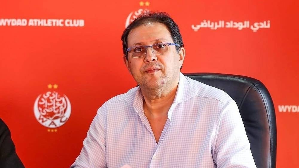 أعضاء الوداد البيضاوي يطالبون برحيل هشام أيت منا