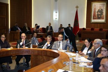 لجنة العدل تقر تخفيض سن ولوج المحاماة إلى 45 سنة: تفاصيل الجدل البرلماني