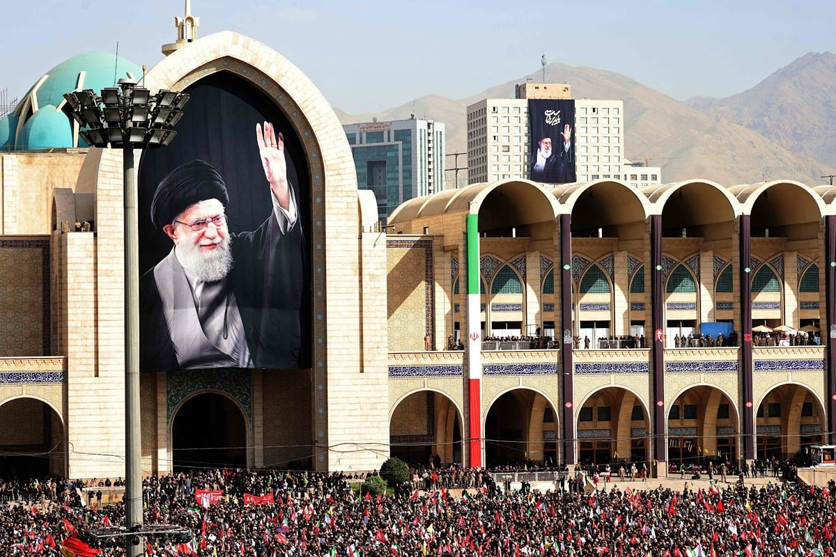 جنازة علي خامنئي في طهران: ملايين الإيرانيين يشاركون في وداع المرشد الأعلى