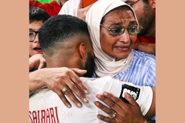 صورة إسماعيل صيباري مع والدته: تجسيد لعلاقة اللاعب المغربي بأمه في لحظة انتصار