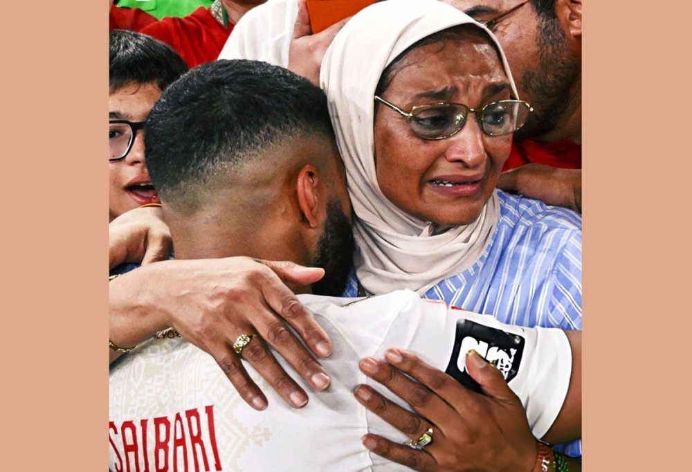 صورة إسماعيل صيباري مع والدته: تجسيد لعلاقة اللاعب المغربي بأمه في لحظة انتصار