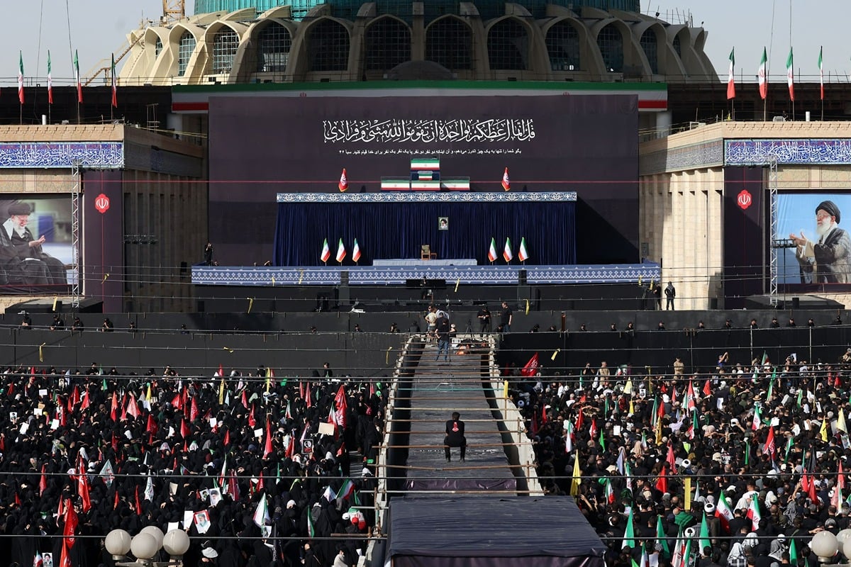 جنازة علي خامنئي: الملايين يشاركون في تشييع مهيب بطهران